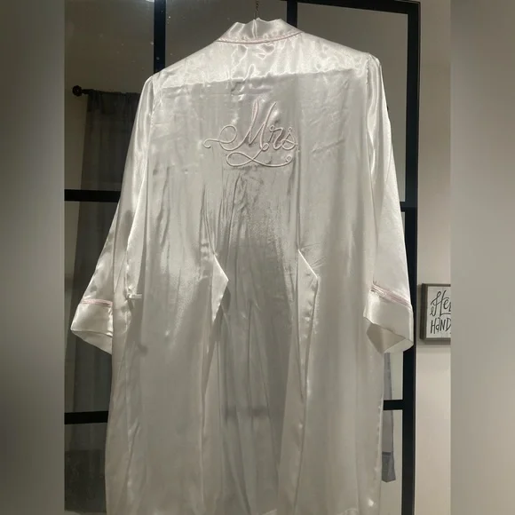 Mrs. Robe - Picture 1 of 2